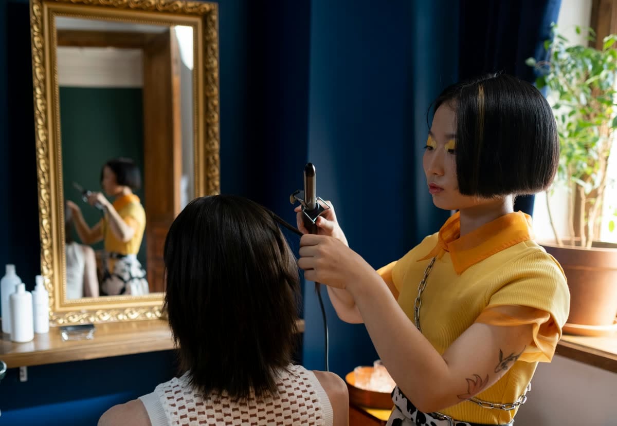 Mains replaçant la coupe aux doigts, révélant le mouvement naturel des cheveux à Bandol