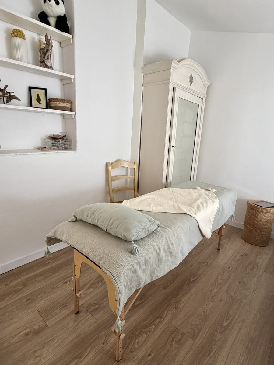 Espace bien-être calme à Bandol, table de séance allongée dans une lumière douce